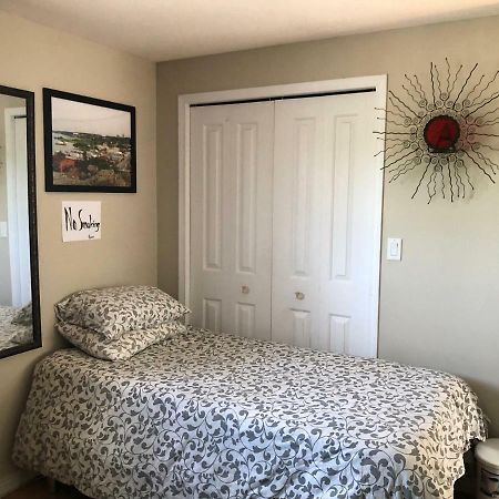 Mabuhay Lakeside Manor Bed and Breakfast Yellowknife Exteriör bild
