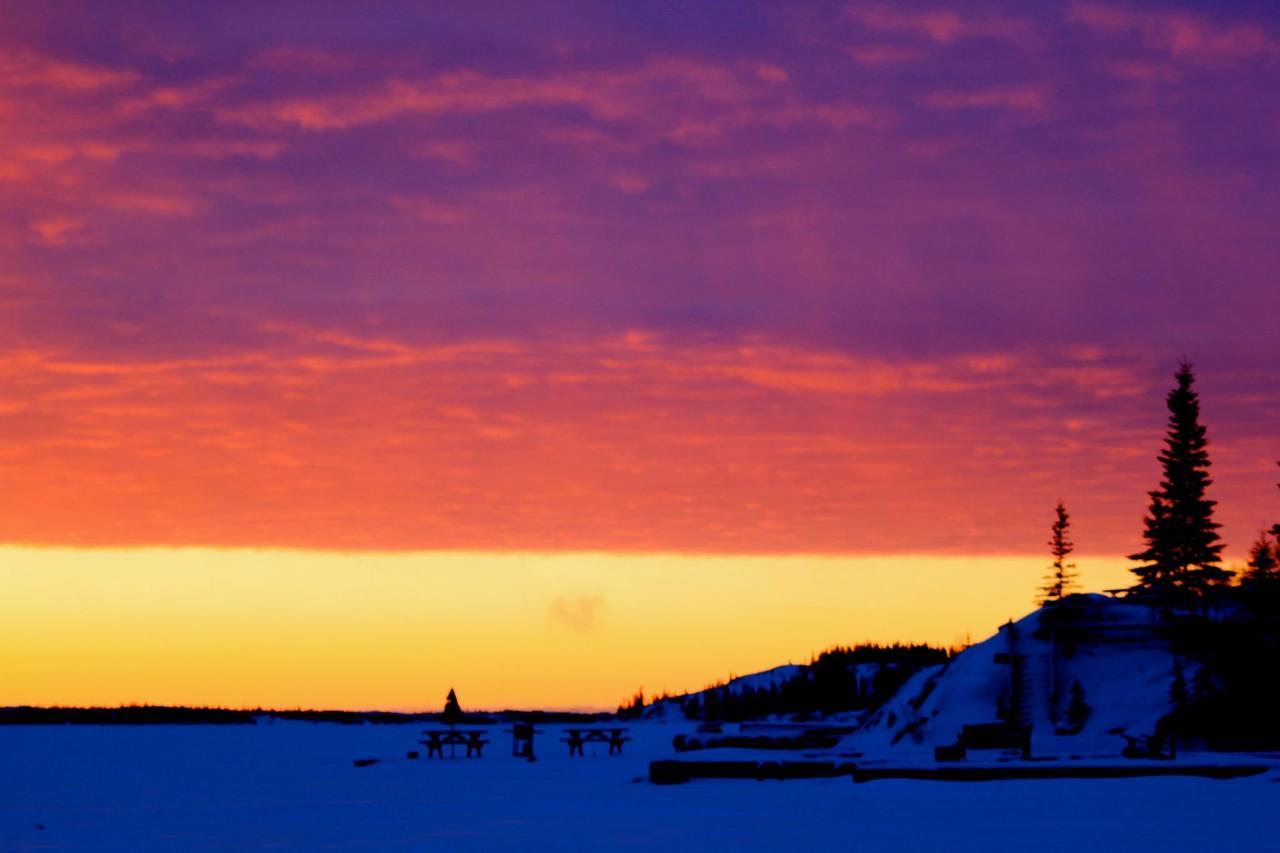 Mabuhay Lakeside Manor Bed and Breakfast Yellowknife Exteriör bild