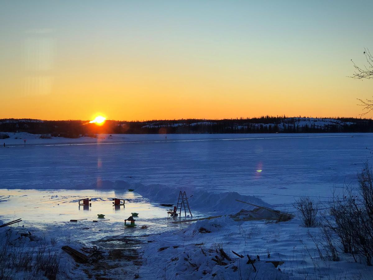 Mabuhay Lakeside Manor Bed and Breakfast Yellowknife Exteriör bild