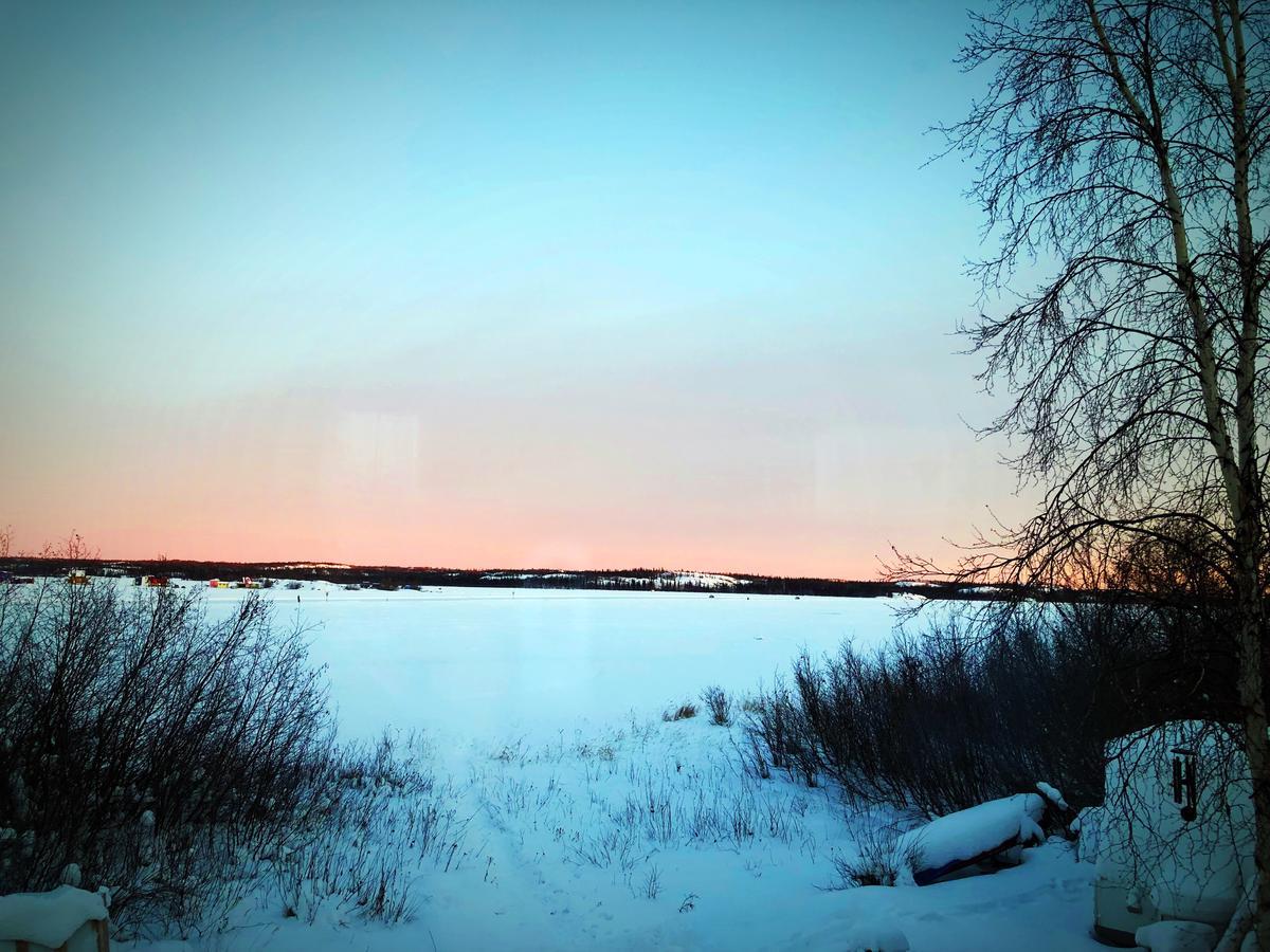 Mabuhay Lakeside Manor Bed and Breakfast Yellowknife Exteriör bild