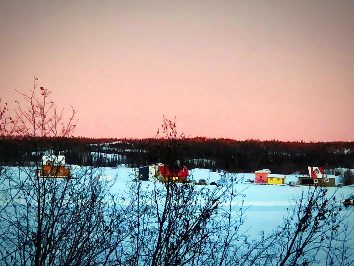 Mabuhay Lakeside Manor Bed and Breakfast Yellowknife Exteriör bild