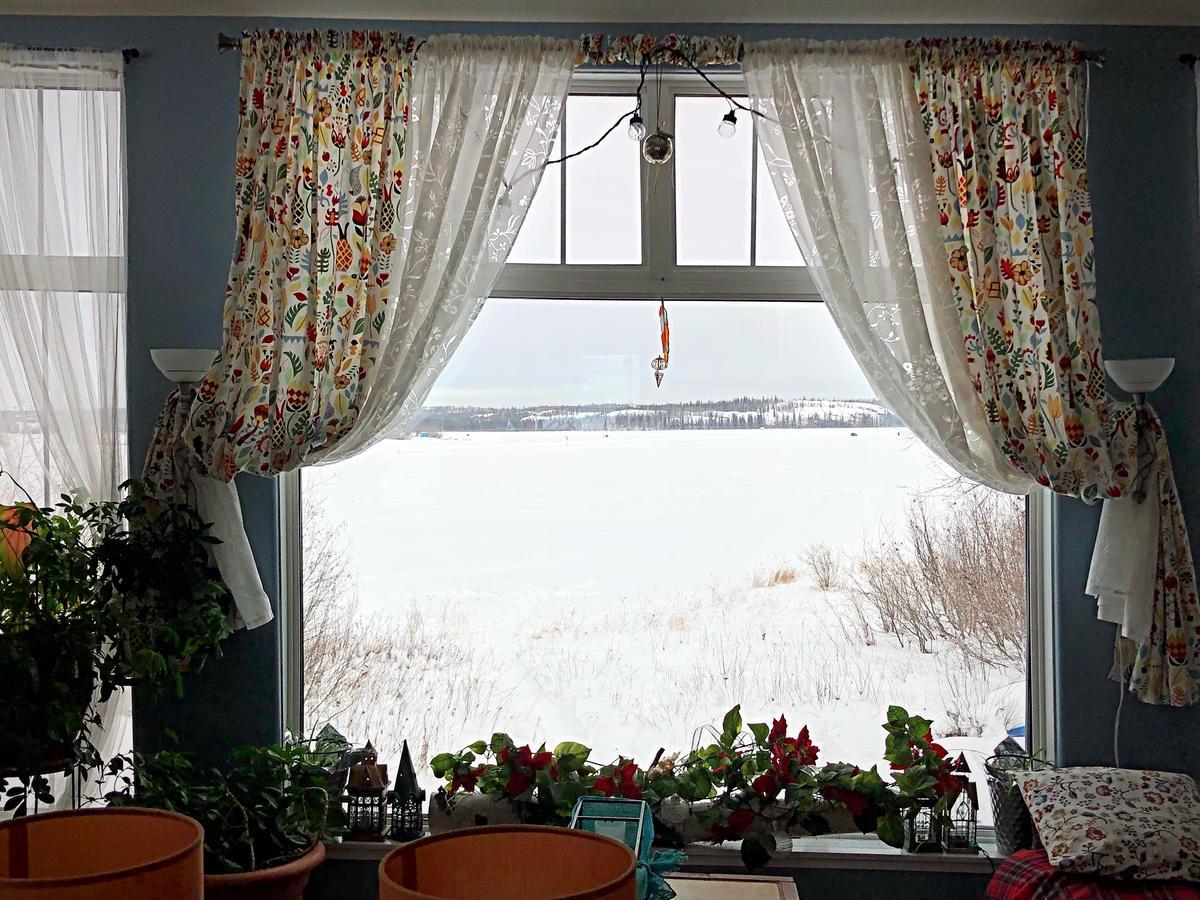 Mabuhay Lakeside Manor Bed and Breakfast Yellowknife Exteriör bild