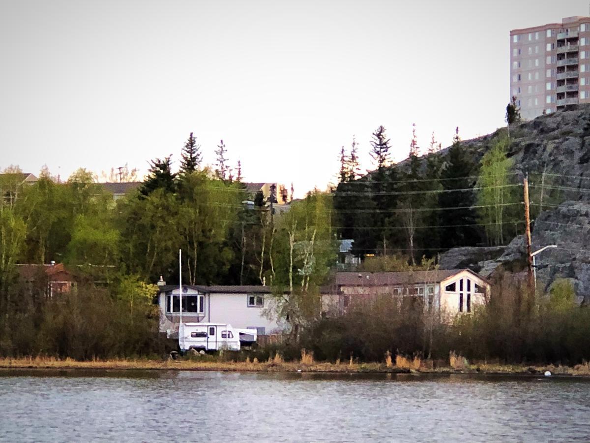 Mabuhay Lakeside Manor Bed and Breakfast Yellowknife Exteriör bild
