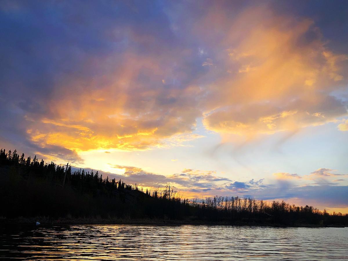 Mabuhay Lakeside Manor Bed and Breakfast Yellowknife Exteriör bild
