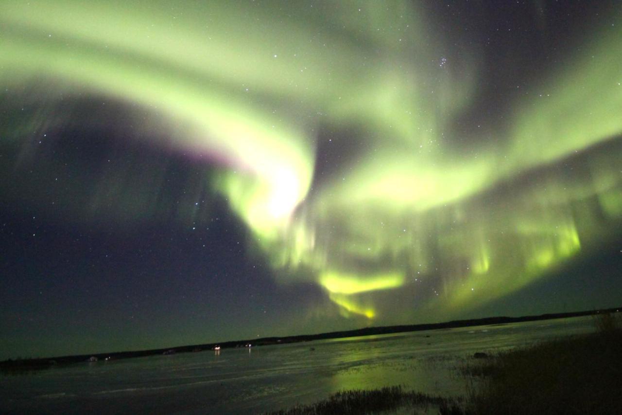 Mabuhay Lakeside Manor Bed and Breakfast Yellowknife Exteriör bild